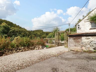 An outdoor area with a gravel path and plants at Woodview Looe
