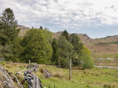 A scenic view with trees and bicycles at Woodloft Cottage Elterwater near Chapel Stile