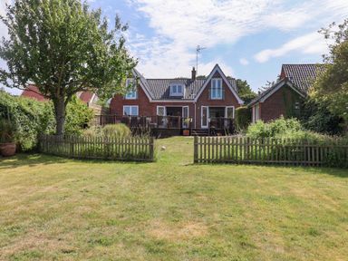 A house with a garden and fence at Seadrift in Dunwich Near Westleton