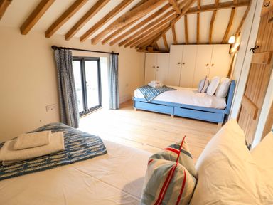 A bedroom with beds and wardrobe at Fishpond House, Sotherton