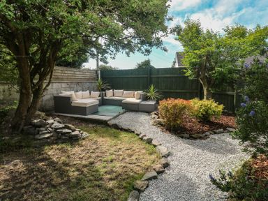 A garden with a seating area at Candle Croft in Tolgus Mount near Redruth