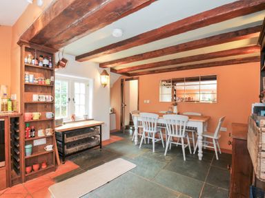 A kitchen with a dining area at Rose Cottage in Okehampton