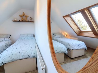 A bedroom with two single beds in Hillsview Combe Martin