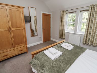 A bedroom with a wardrobe and bed at Crispin in Lucker