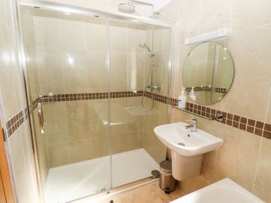 A bathroom with a shower and sink at Pippin in Lucker