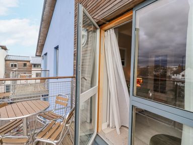 A balcony with a table and chairs at Cuddy's Holm in Seahouses