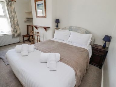 A bedroom with a bed and lamps at Hardys House in Alnwick
