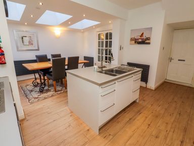 A dining room with a table and chairs at Alnbank in Alnmouth