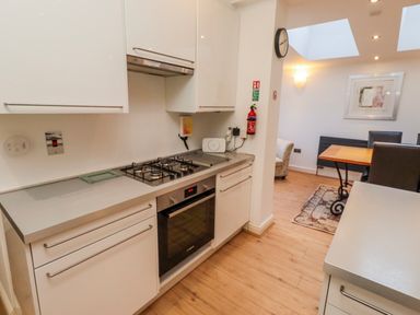 A kitchen with a gas stove and oven at Alnbank in Alnmouth