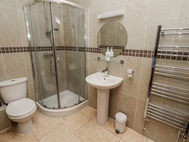 A bathroom with a shower, toilet, and sink at Red Fox in Lucker