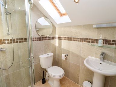 A bathroom featuring a shower, toilet, and sink at Roe Deer in Lucker
