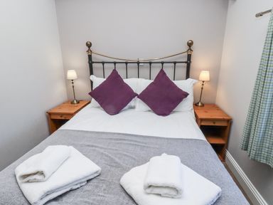 A bedroom with a bed and bedside tables at Goldfinch in Lucker