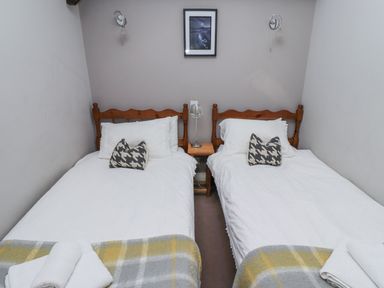 A bedroom with two single beds at Goldfinch in Lucker