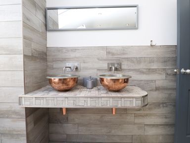 A bathroom with double sinks and a mirror at Ty Haul in Rhosneigr