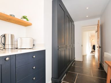 A kitchen with a kettle and toaster on a counter at Mermaid Cottage in Port Isaac