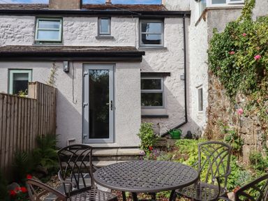 A garden area with a table and chairs at The Cottage on The Square, Chagford