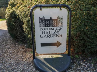 A sign directing to Doddington Hall and Gardens