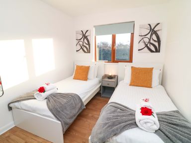 A bedroom with twin beds and window at Lodge 2 South Hykeham