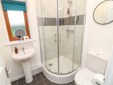 A bathroom with a shower, sink, and toilet at Lodge 4 in South Hykeham