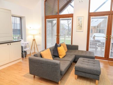 A living room with a couch and a lamp at Lodge 7 in South Hykeham