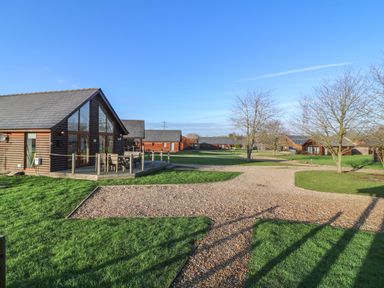 An outdoor area with lodges and paths at Lodge 7 in South Hykeham