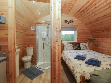 A bedroom with an en-suite bathroom at Holly in Ulverston