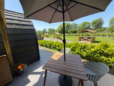 An outdoor seating area with a table and chairs at Oh Deer Ashbourne
