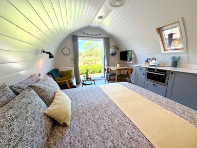 A studio with a bed and kitchenette at Oh Deer Ashbourne
