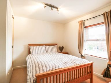 A bedroom with a bed and bedside table at 5 Prospect Place in Woodbridge