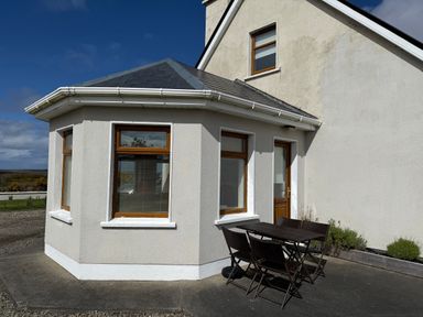 A house exterior with a table and chairs at Geesala