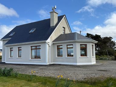 A house with multiple windows and a garden at Geesala