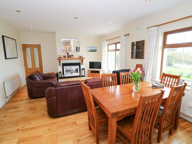 A living room with a sofa and dining area at Geesala in Gweesalia