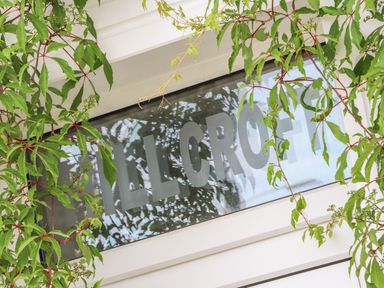 A glass sign with the word Hillcroft surrounded by green vines at Hillcroft in St Austell