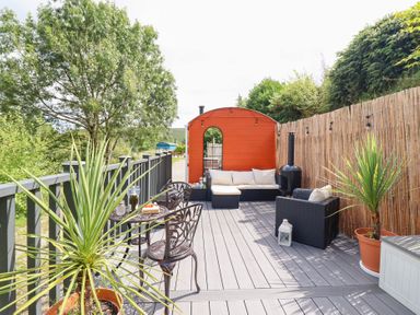 An outdoor area with seating and plants at Red Kite at Wild Valley Huts, Llanrhaeadr-Ym-Mochnant