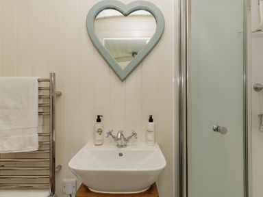 A bathroom with a sink and mirror at Hurdlemakers Hut in Piddletrenthide