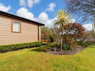 A garden with plants and a lawn next to a house at Lake View 10 in Par