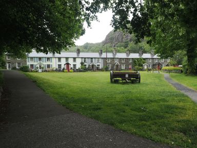 A row of houses with a bench in front at Henfro in Beddgelert