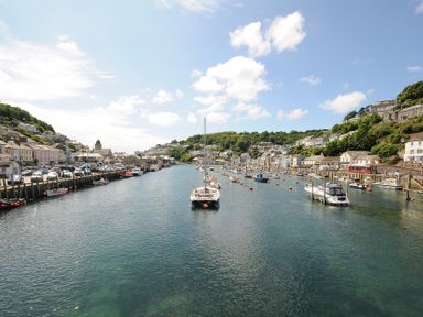 A harbor with boats and buildings along the water at 3 River View in Looe