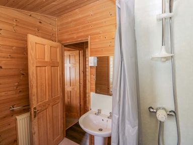 A bathroom with a sink and shower at Elm Lodge in Keswick
