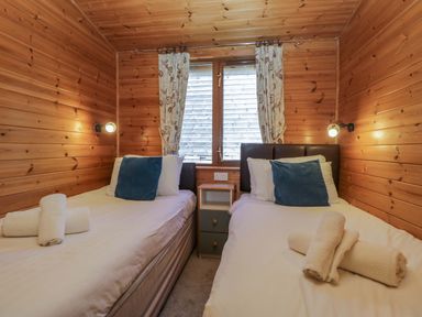 A bedroom with two single beds at Elm Lodge in Keswick