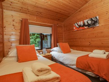 A bedroom with two single beds at Derwent Lodge in Keswick