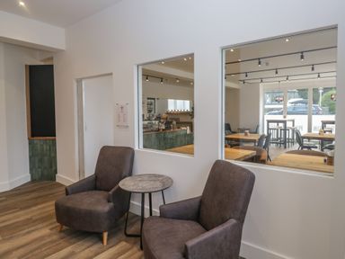 A café with seating and a view of the counter at Chestnut Timber Lodge in Keswick