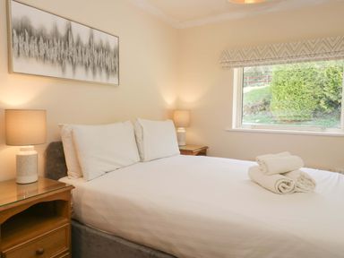 A bedroom with a bed and lamps at Dogwood Timber Lodge in Keswick