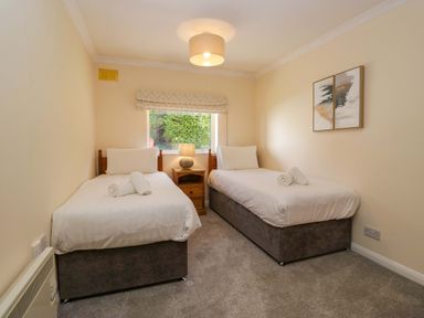 A bedroom with two single beds at Dogwood Timber Lodge in Keswick