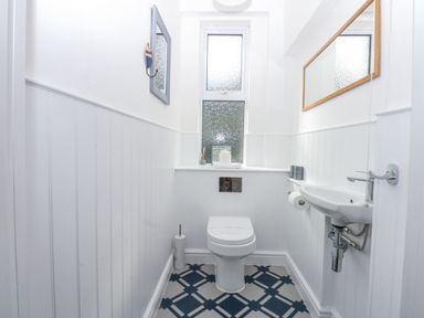 A bathroom with a toilet and sink at Tawelfan in Llwyngwril