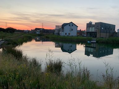 A small lake with houses and grass around it at Agua de Plata 16 Wakeling Island Silverlake in Dorchester