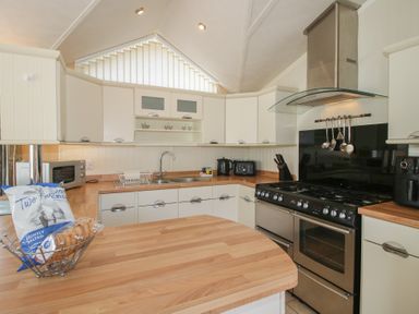 A kitchen with countertop and appliances at Daisy in Eardisland