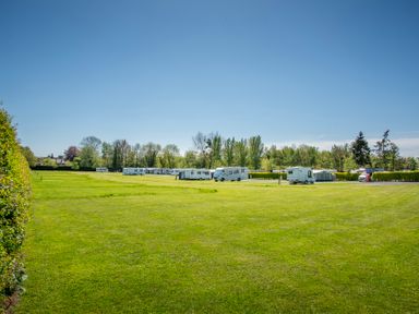 A caravan park with caravans and green grass at Daisy in Eardisland
