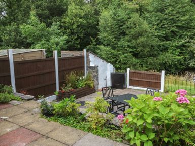 A garden with a table and chairs at Chandos in Dolwyddelan