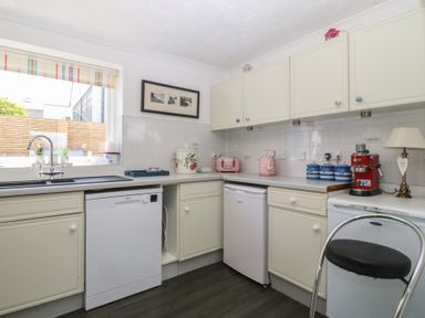 A kitchen with appliances and storage at Wingelock in Rhosneigr